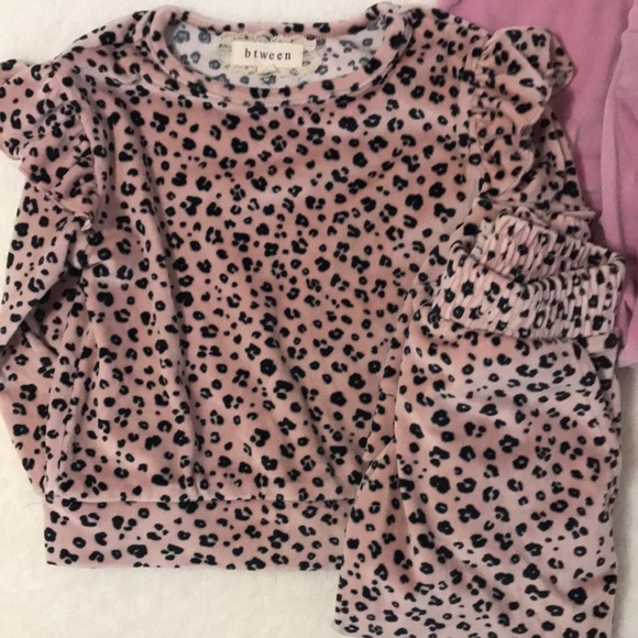 Size 2T Girls Matching Bundle Set. 2 Velour Tops with 2 Marching Velour Bottoms. - Picture 2 of 5